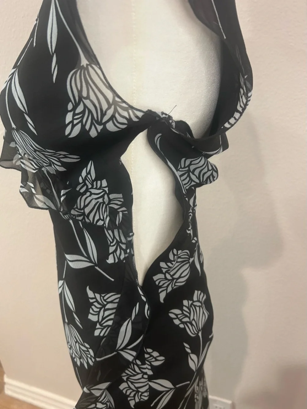 🖤”The Limited” 100% Silk Black & White Floral (Tulips) Hi/Lo Sheer Ruffle Dress🤍 - Picture 5 of 14